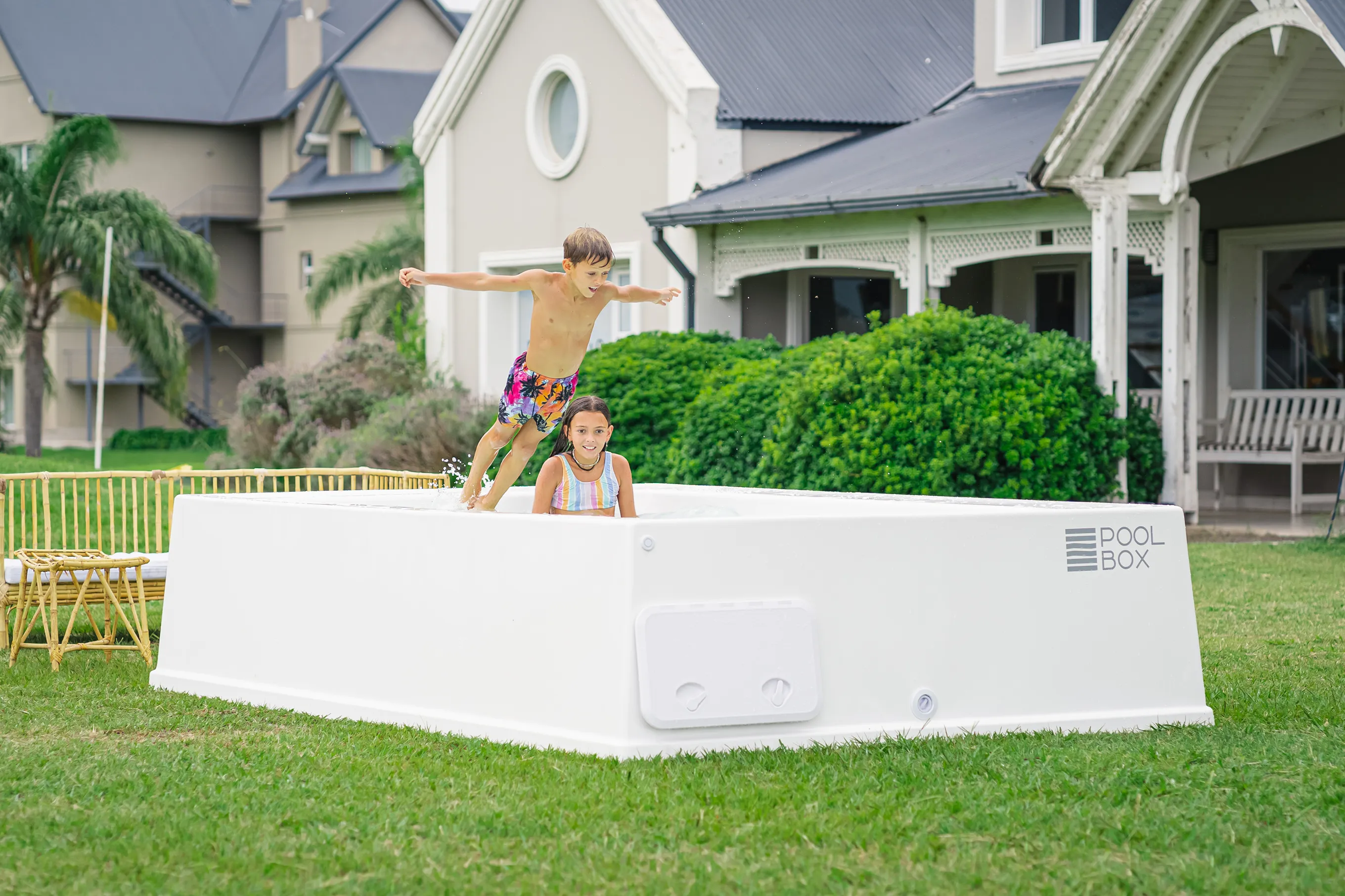 Pareja disfrutando de Poolbox
